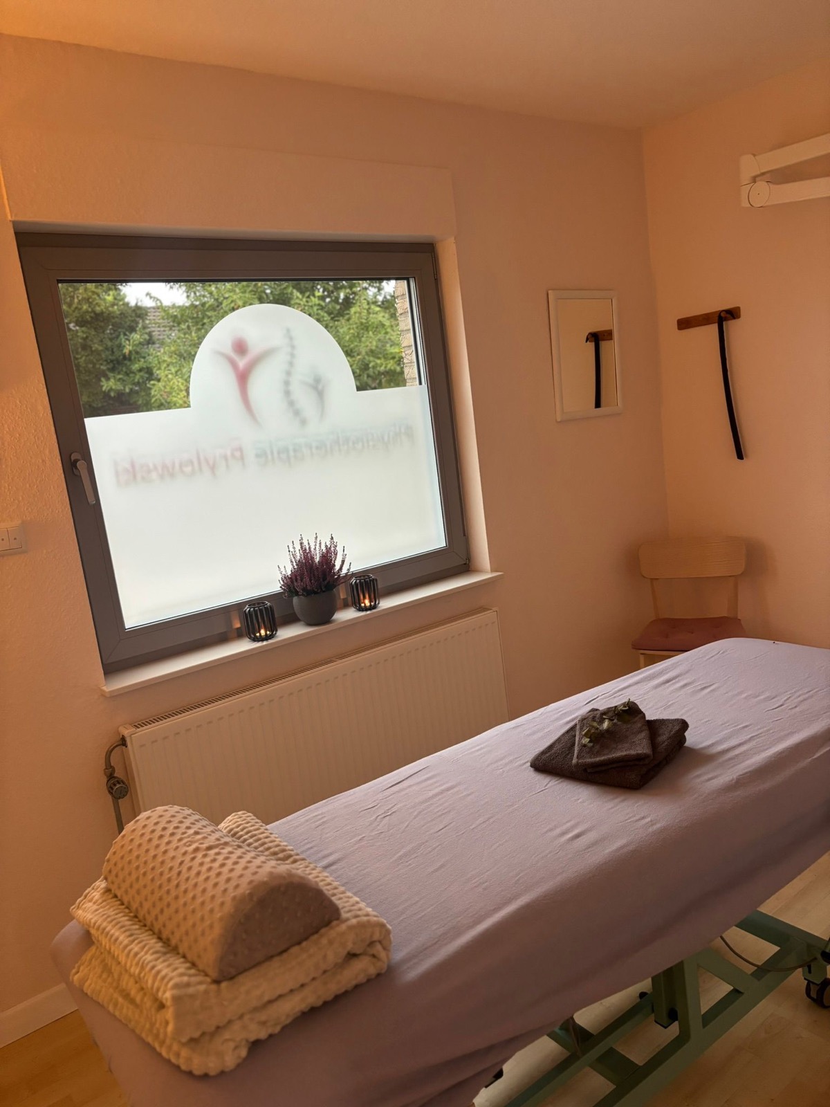Behandlungsraum von Kleine Auszeit mit Massageliege
